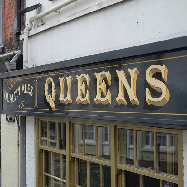 queens-bar-and-restaurant-signwriting-featured